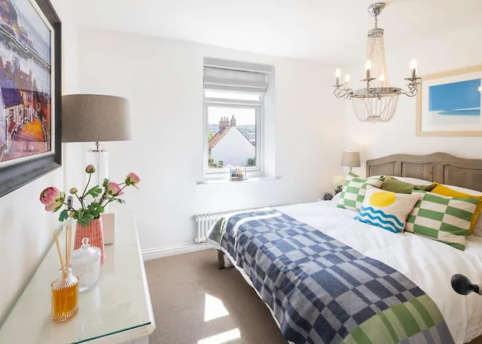 Host & - Voyagers' View 惠特比