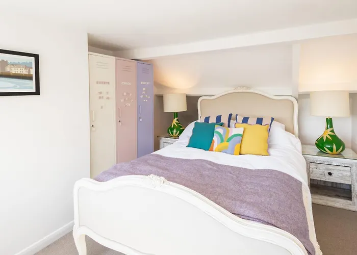 Host & - Voyagers' View 惠特比