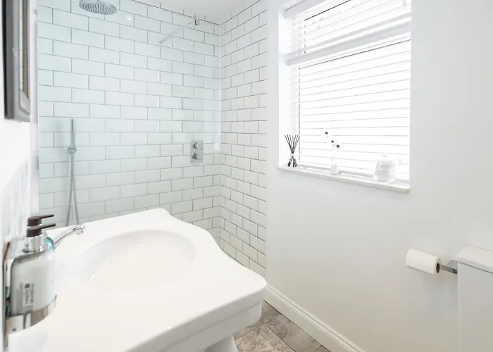 Host & - Voyagers' View *