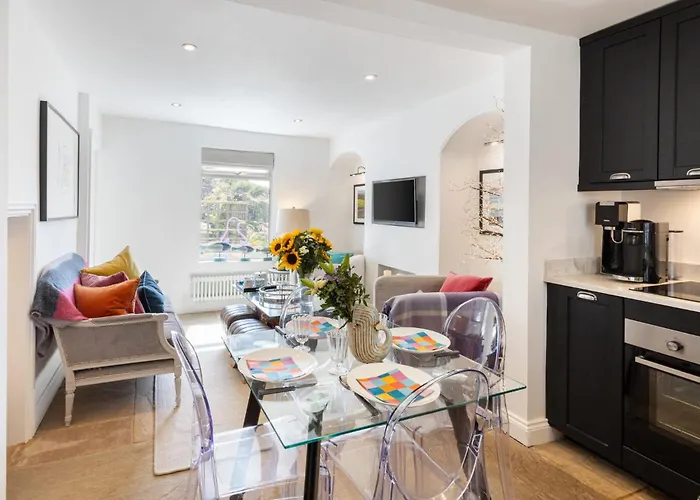 Host & - Voyagers' View 惠特比