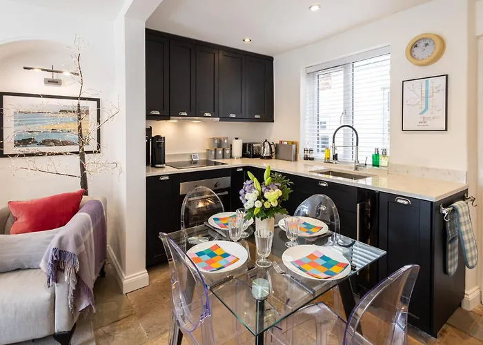 Host & - Voyagers' View * 惠特比