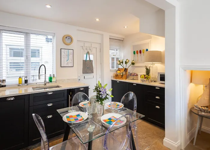 Host & - Voyagers' View *