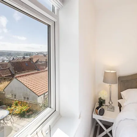 Host & - Voyagers' View