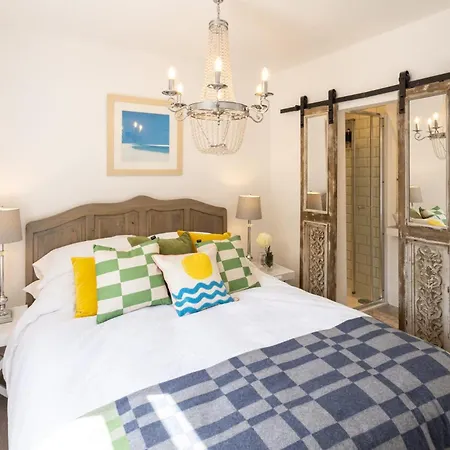 Host & - Voyagers' View Whitby