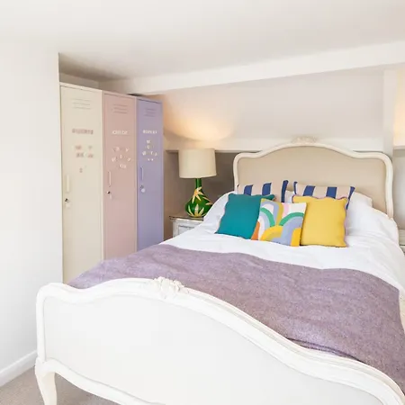 Host & - Voyagers' View Whitby