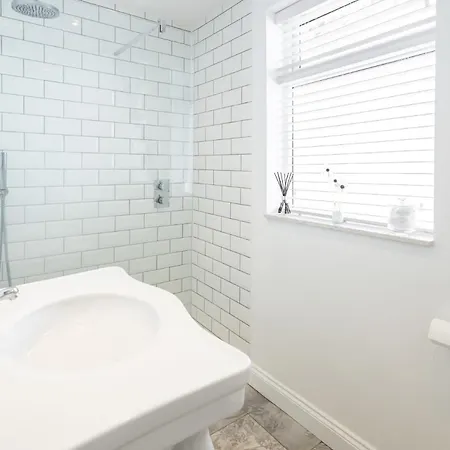 Host & - Voyagers' View *