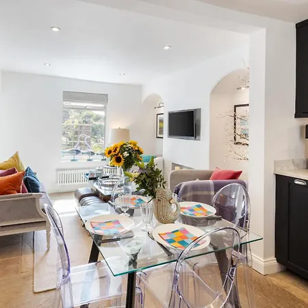 Host & - Voyagers' View Whitby