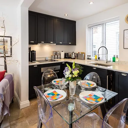 Host & - Voyagers' View * Whitby