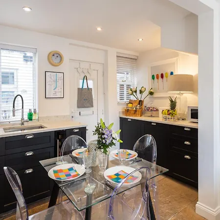 Host & - Voyagers' View *