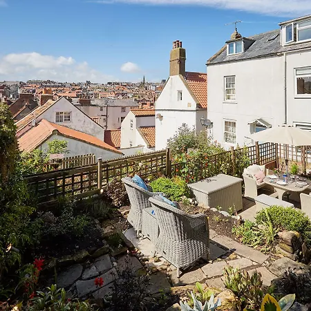 Host & - Voyagers' View * Whitby