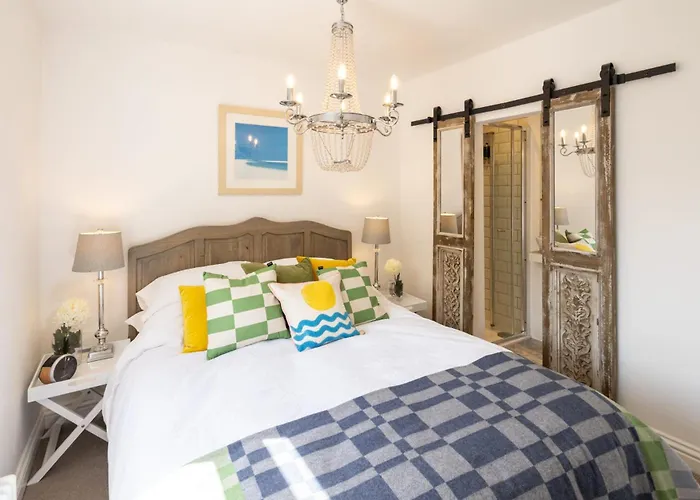 Host & - Voyagers' View ويتبي